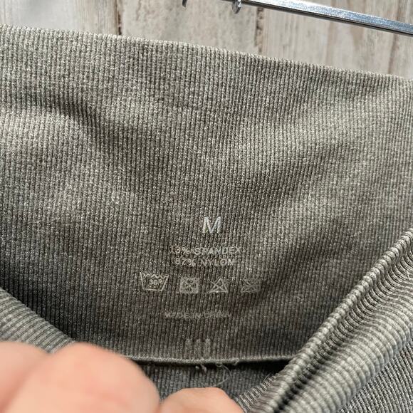 NVGTN Green Compression Seamless Workout Booty Shorts Womens Size Medium - Picture 2 of 5